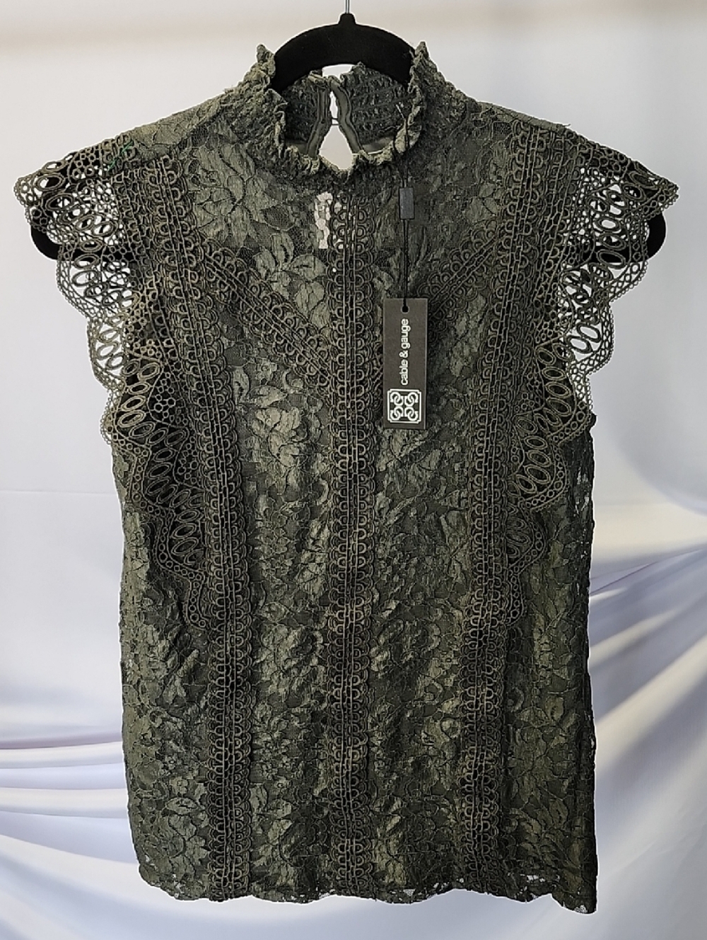 CABLE & GAUGE HIGH-NECK SLEEVELESS BLOUSE